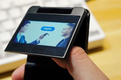 訊飛雙屏翻譯機:雙屏+領夾麥+無需操控 翻譯機的終極形態?